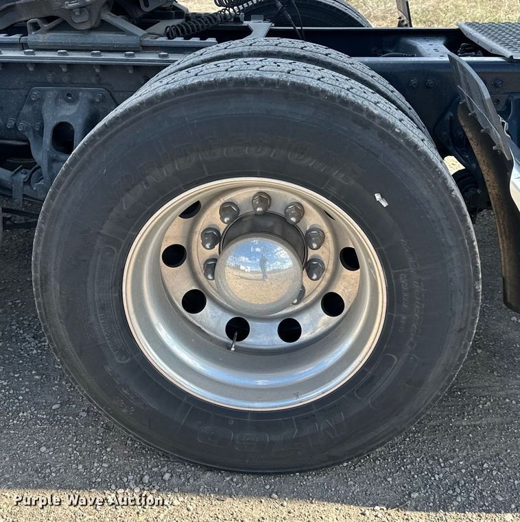 image for item OF9355 2023 Kenworth T680 semi truck