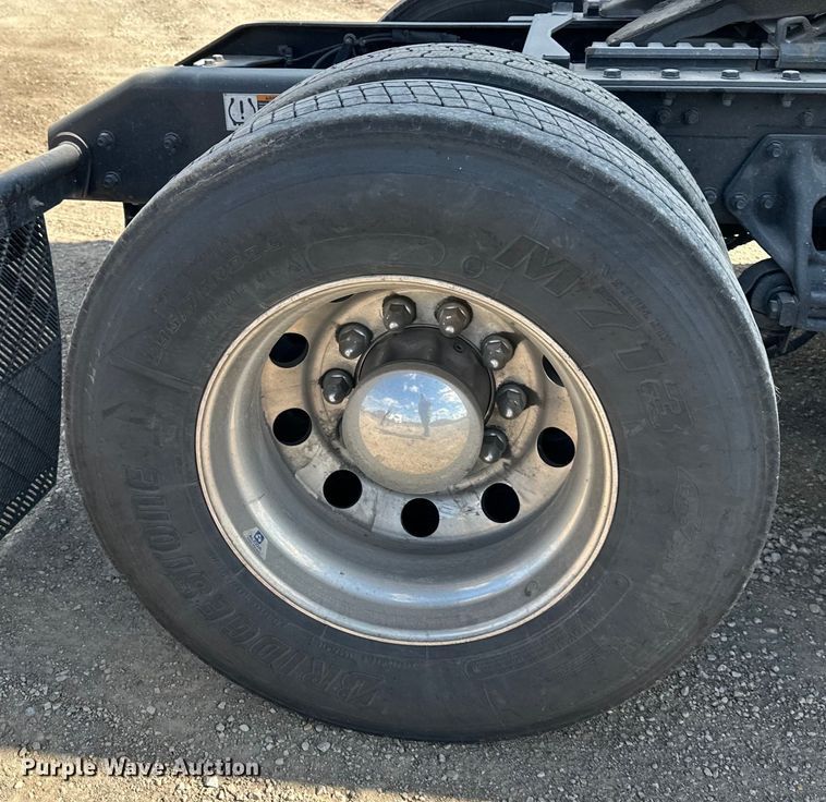 image for item OF9355 2023 Kenworth T680 semi truck