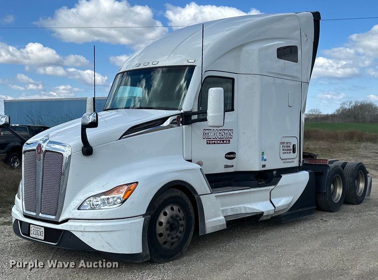 image for item OF9358 2022 Kenworth T680 semi truck