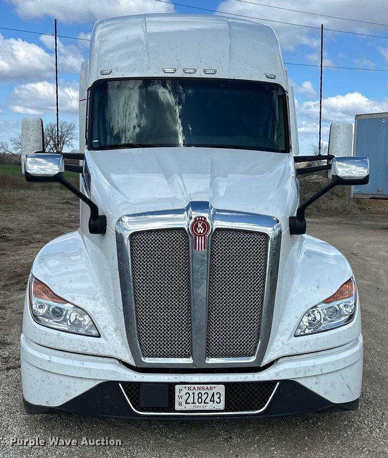 image for item OF9358 2022 Kenworth T680 semi truck