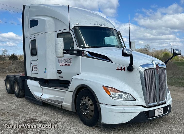 image for item OF9358 2022 Kenworth T680 semi truck