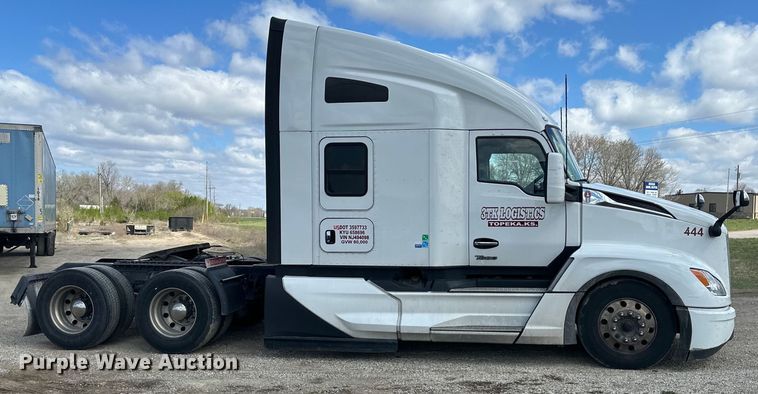 image for item OF9358 2022 Kenworth T680 semi truck