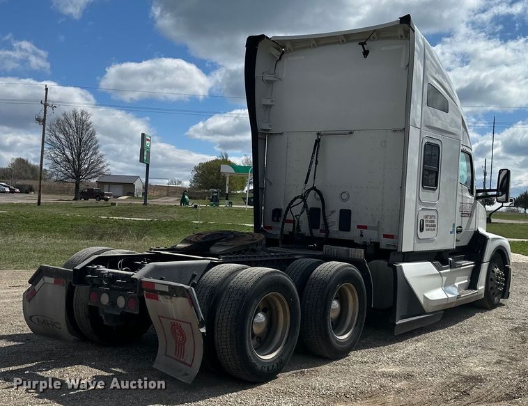 image for item OF9358 2022 Kenworth T680 semi truck