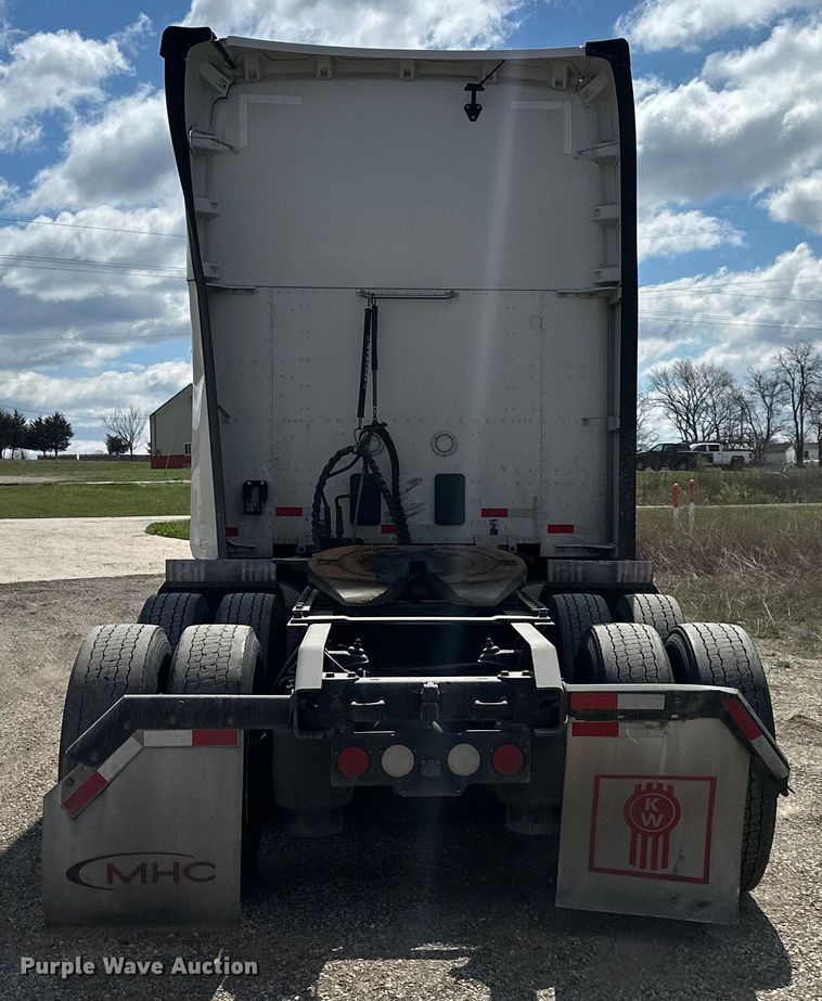 image for item OF9358 2022 Kenworth T680 semi truck