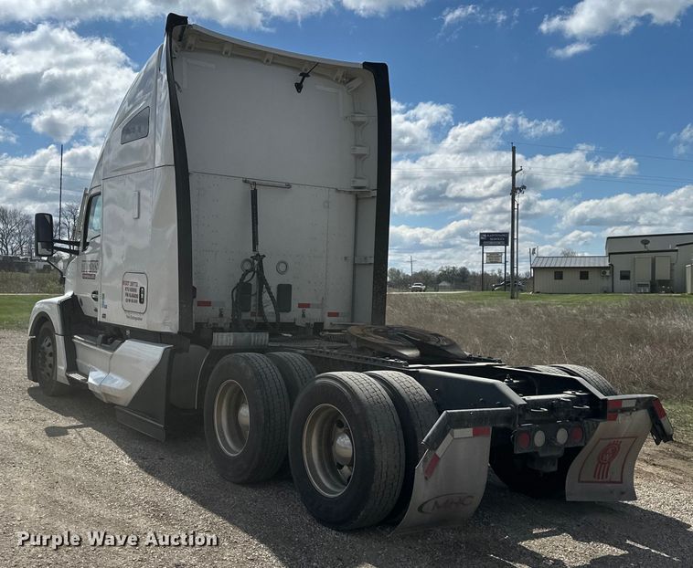 image for item OF9358 2022 Kenworth T680 semi truck