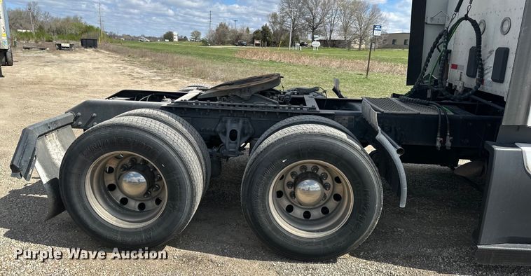 image for item OF9358 2022 Kenworth T680 semi truck