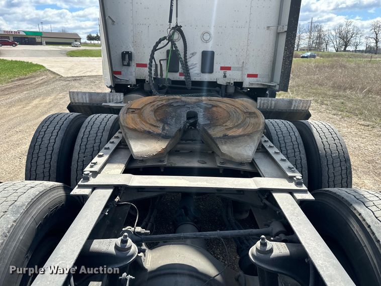 image for item OF9358 2022 Kenworth T680 semi truck