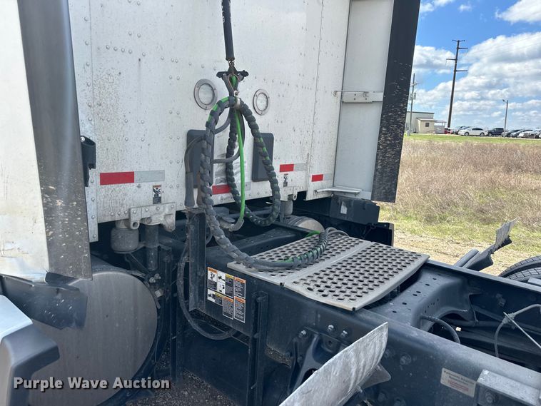 image for item OF9358 2022 Kenworth T680 semi truck