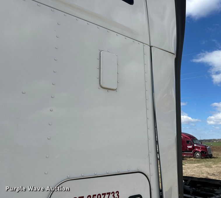 image for item OF9358 2022 Kenworth T680 semi truck