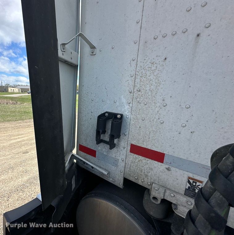 image for item OF9358 2022 Kenworth T680 semi truck