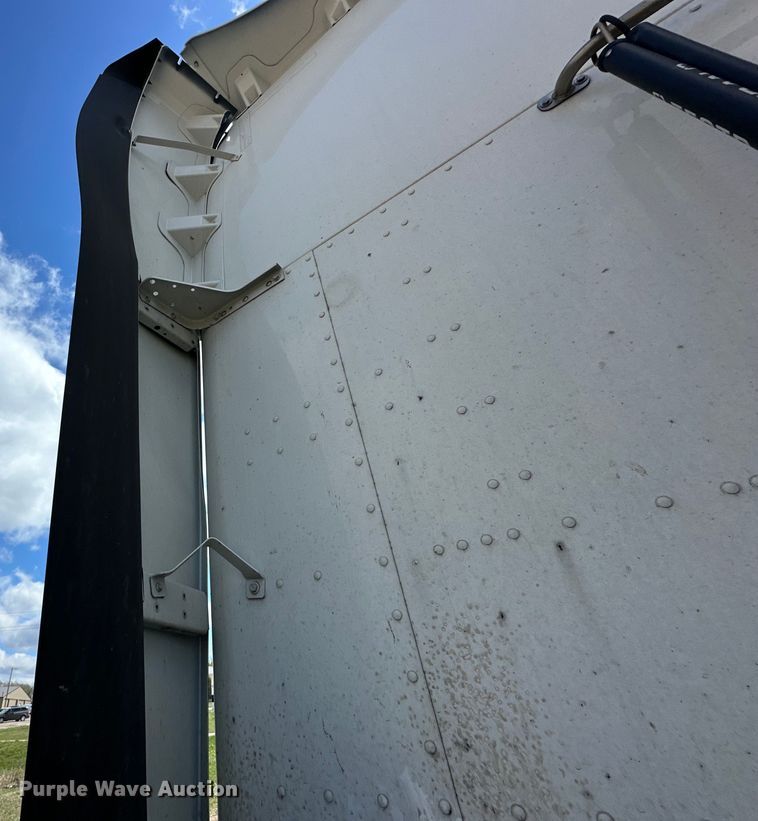 image for item OF9358 2022 Kenworth T680 semi truck