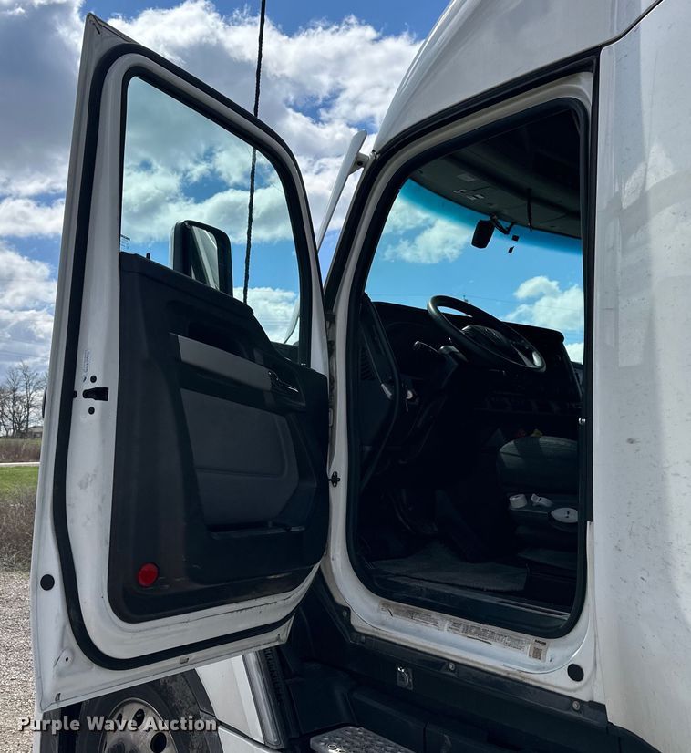 image for item OF9358 2022 Kenworth T680 semi truck