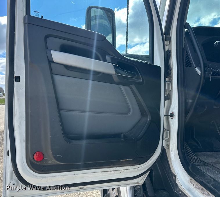 image for item OF9358 2022 Kenworth T680 semi truck