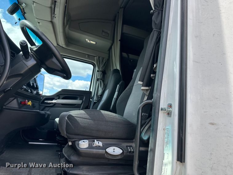 image for item OF9358 2022 Kenworth T680 semi truck