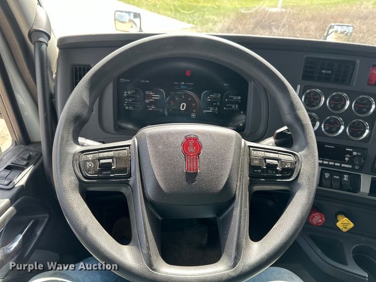 image for item OF9358 2022 Kenworth T680 semi truck