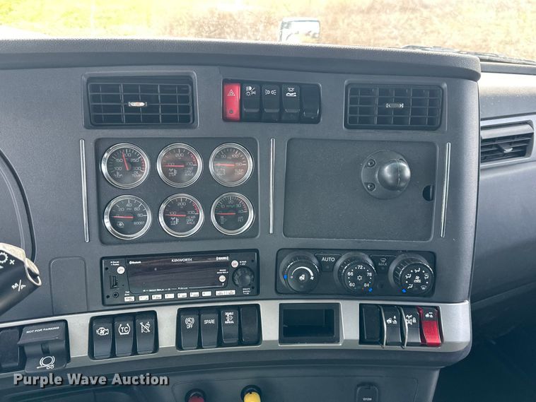 image for item OF9358 2022 Kenworth T680 semi truck