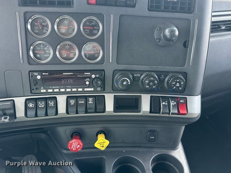 image for item OF9358 2022 Kenworth T680 semi truck