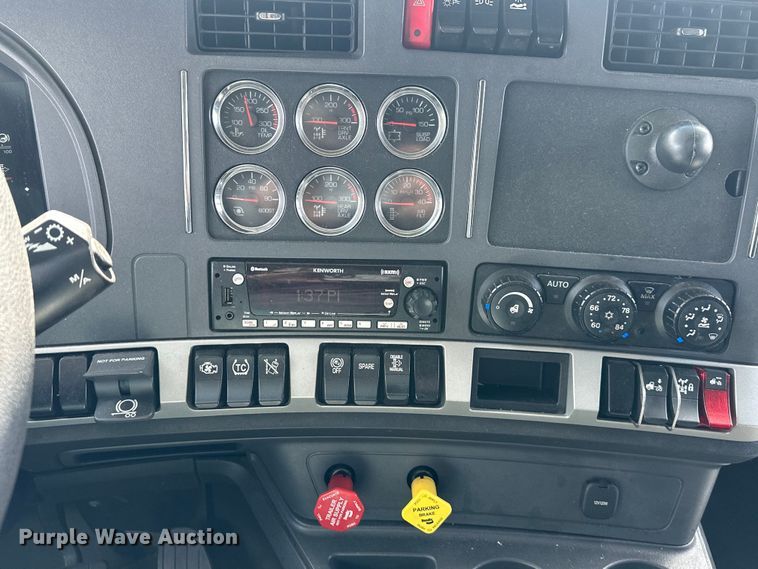image for item OF9358 2022 Kenworth T680 semi truck