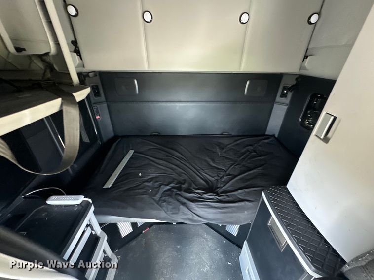 image for item OF9358 2022 Kenworth T680 semi truck