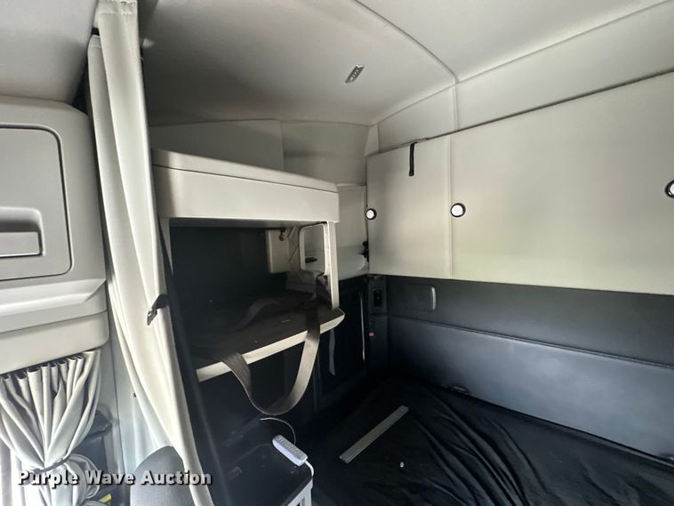 image for item OF9358 2022 Kenworth T680 semi truck