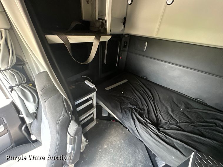 image for item OF9358 2022 Kenworth T680 semi truck