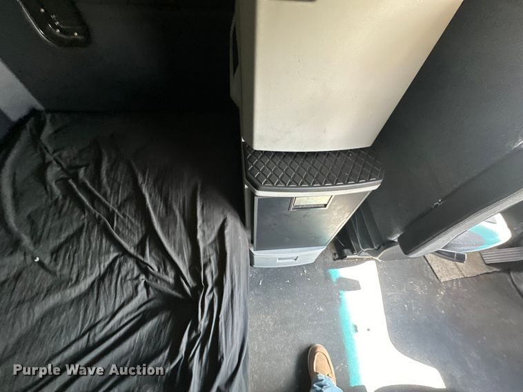 image for item OF9358 2022 Kenworth T680 semi truck