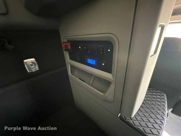 image for item OF9358 2022 Kenworth T680 semi truck