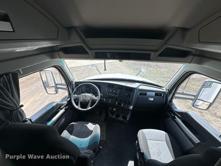 image for item OF9358 2022 Kenworth T680 semi truck