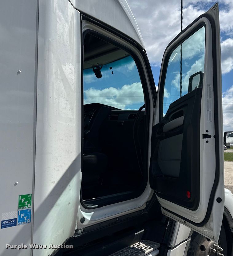 image for item OF9358 2022 Kenworth T680 semi truck