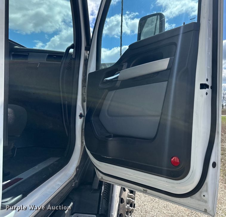 image for item OF9358 2022 Kenworth T680 semi truck