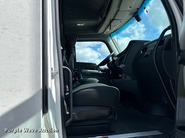 image for item OF9358 2022 Kenworth T680 semi truck
