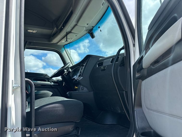 image for item OF9358 2022 Kenworth T680 semi truck