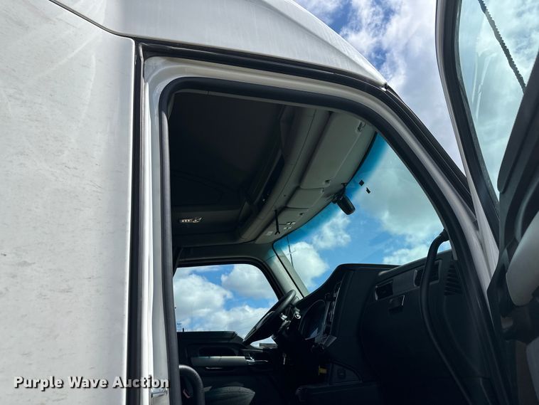 image for item OF9358 2022 Kenworth T680 semi truck