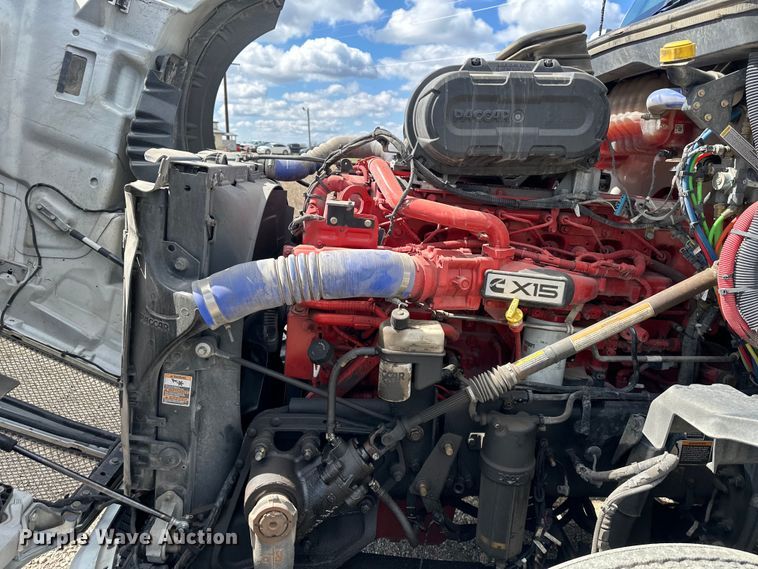 image for item OF9358 2022 Kenworth T680 semi truck