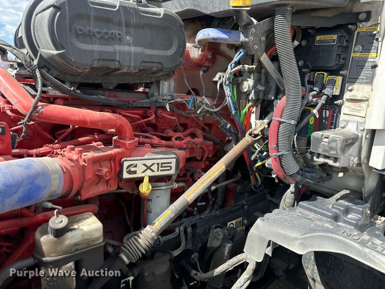 image for item OF9358 2022 Kenworth T680 semi truck