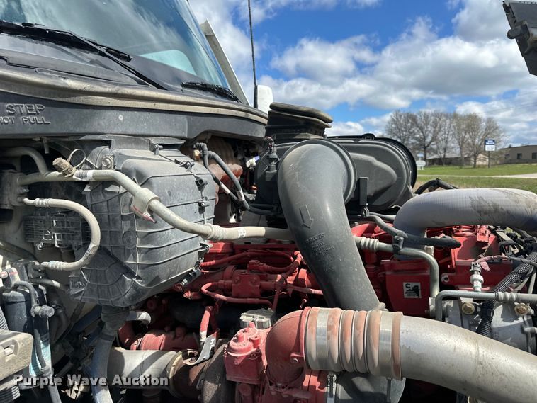 image for item OF9358 2022 Kenworth T680 semi truck