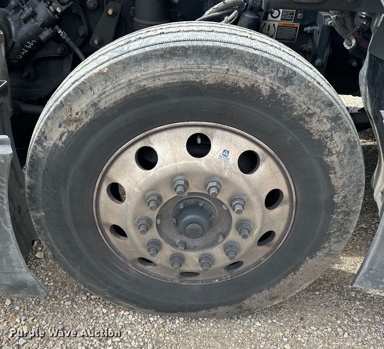 image for item OF9358 2022 Kenworth T680 semi truck