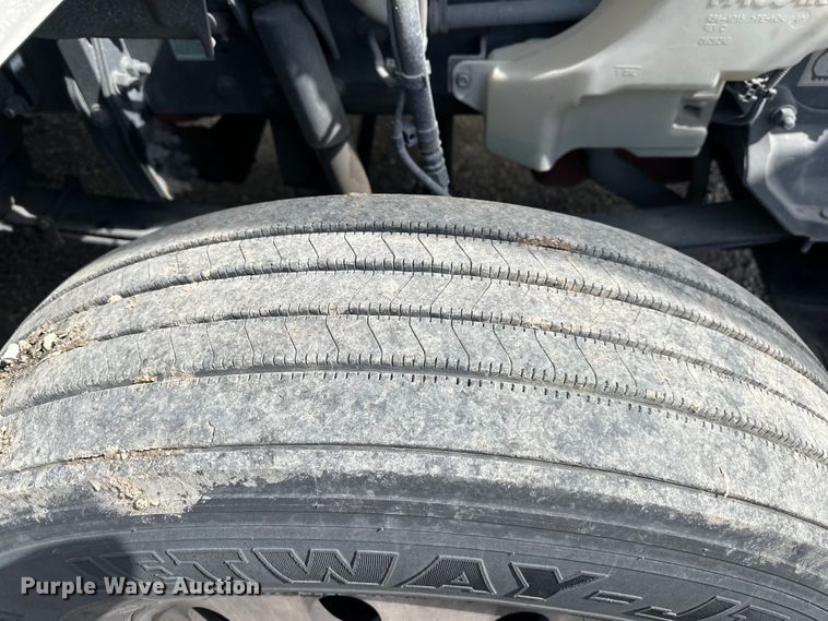 image for item OF9358 2022 Kenworth T680 semi truck