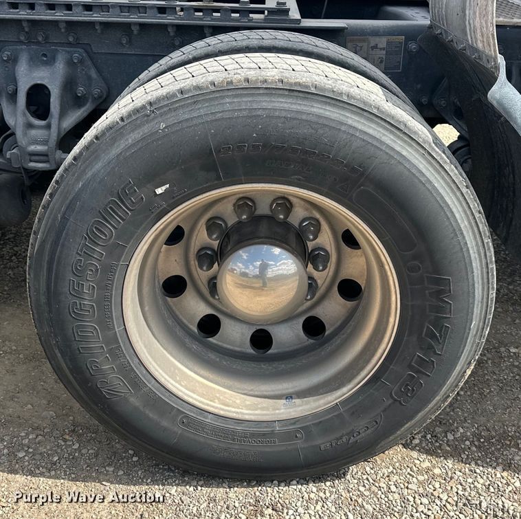 image for item OF9358 2022 Kenworth T680 semi truck