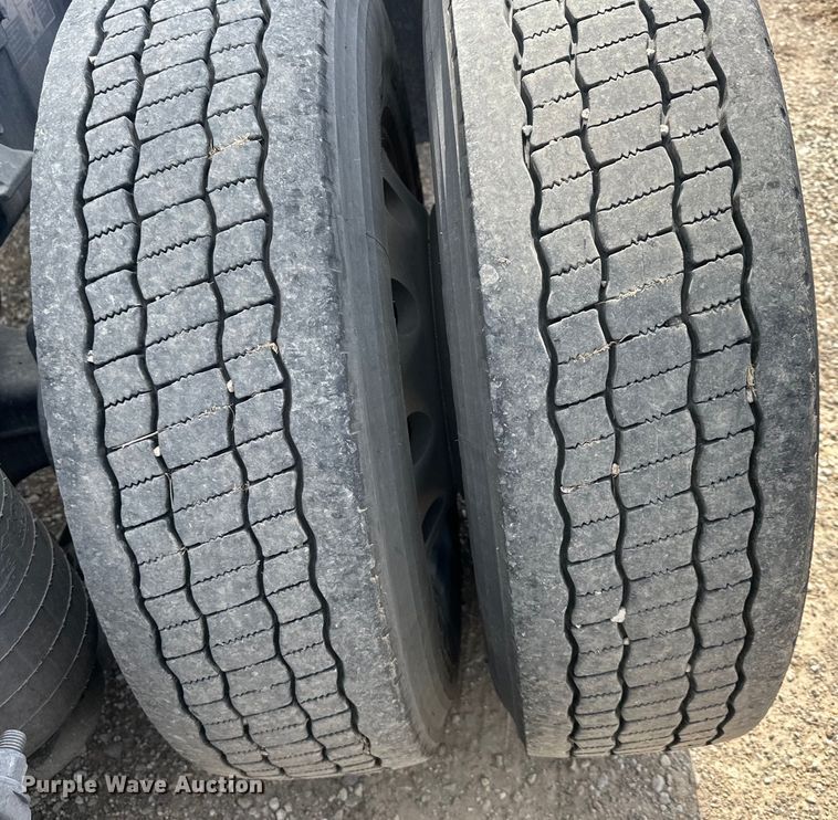 image for item OF9358 2022 Kenworth T680 semi truck