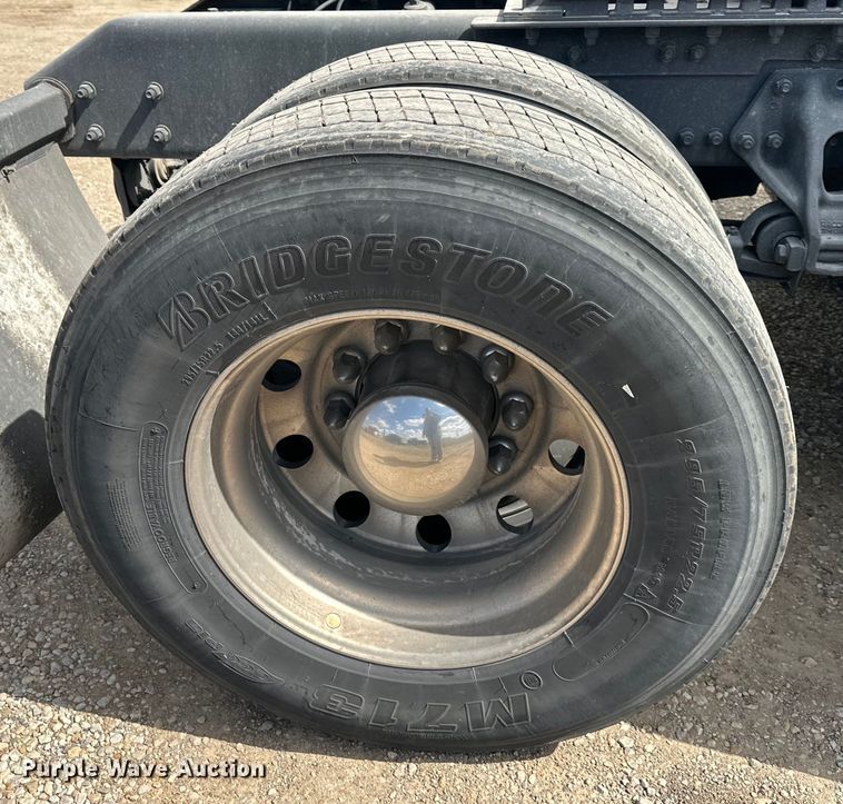 image for item OF9358 2022 Kenworth T680 semi truck