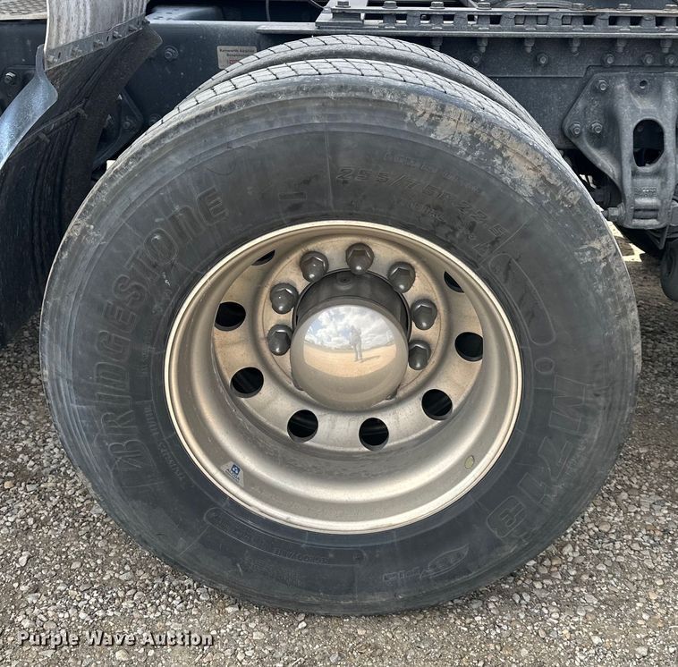 image for item OF9358 2022 Kenworth T680 semi truck