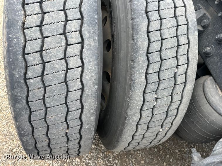 image for item OF9358 2022 Kenworth T680 semi truck