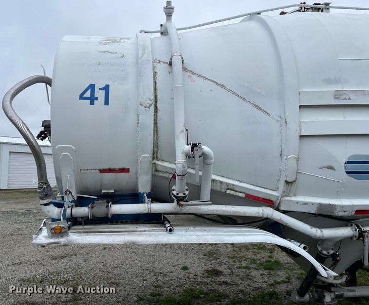 image for item OG9865 1979 Butler MFG pneumatic dry bulk trailer