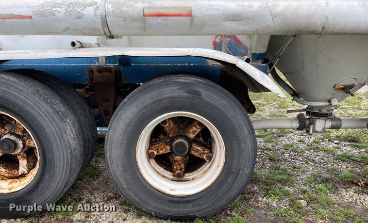 image for item OG9865 1979 Butler MFG pneumatic dry bulk trailer