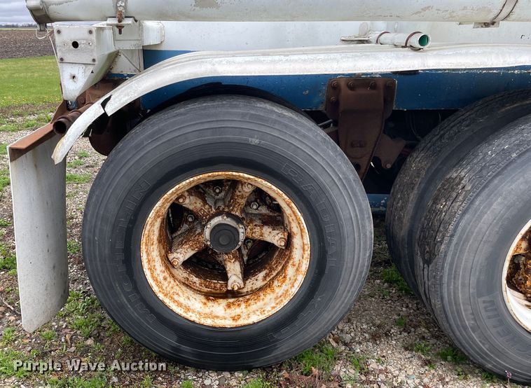 image for item OG9865 1979 Butler MFG pneumatic dry bulk trailer