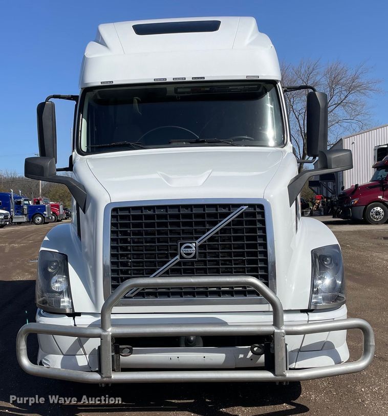 image for item OG9868 2014 Volvo  VNL670 semi truck