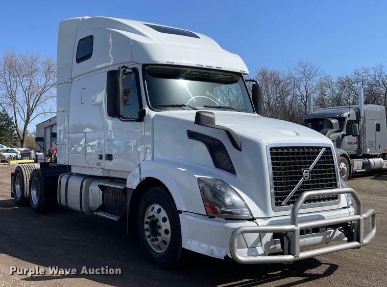 image for item OG9868 2014 Volvo  VNL670 semi truck