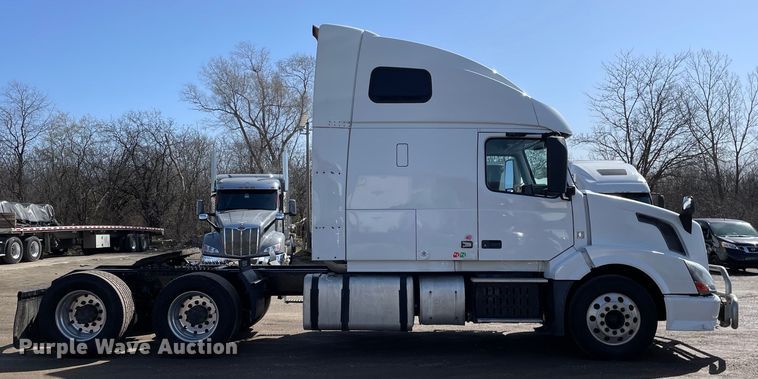 image for item OG9868 2014 Volvo  VNL670 semi truck