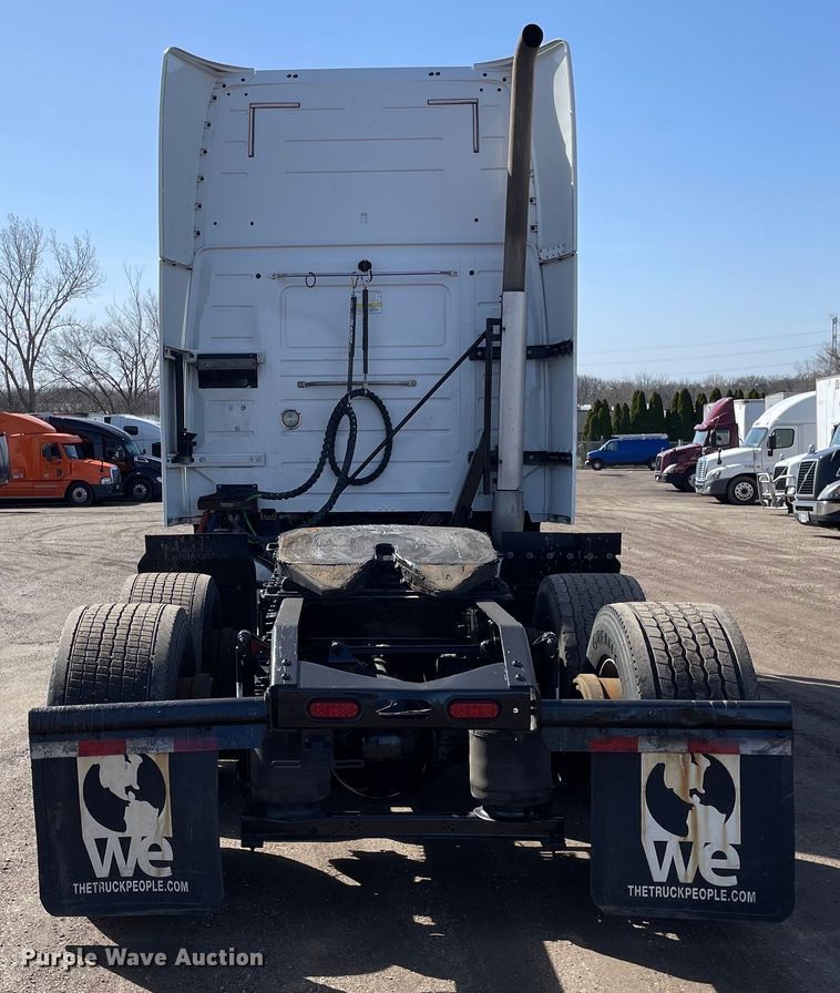 image for item OG9868 2014 Volvo  VNL670 semi truck